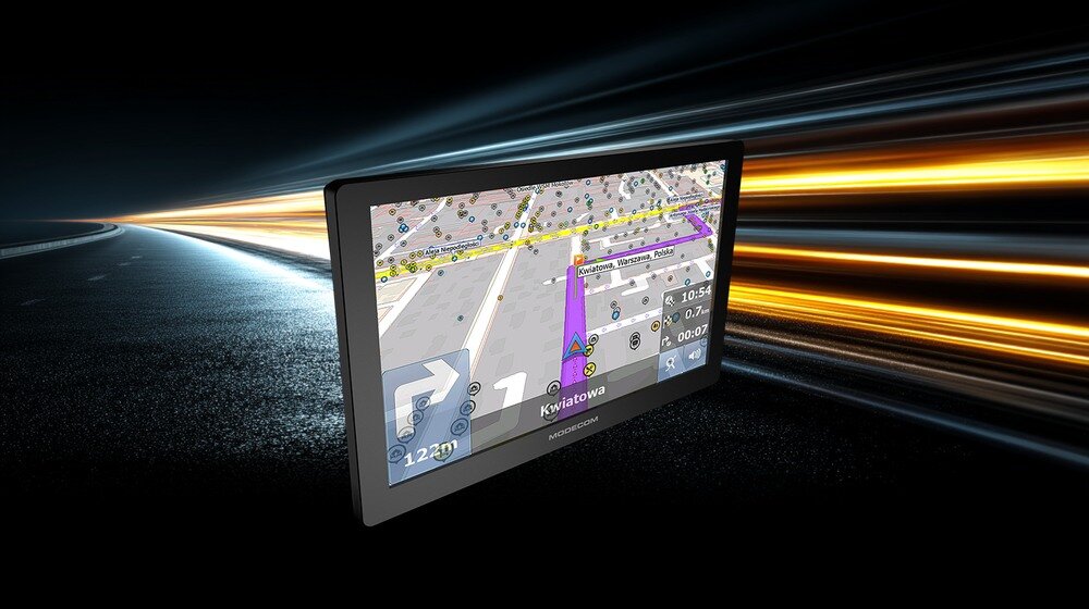 Nawigacja MODECOM Freeway CX 9.0 na tle nocnej drogi   