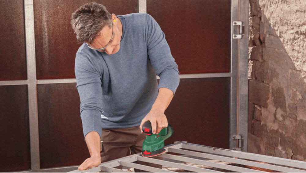 Szlifierka BOSCH UniversalSander 18V-10 06033E3100 wysokiej klasy elektronarzędzie system SDS+ do pracy w miękkim i twardym drewnie do powierzchni metalowych w pracach wykończeniowych