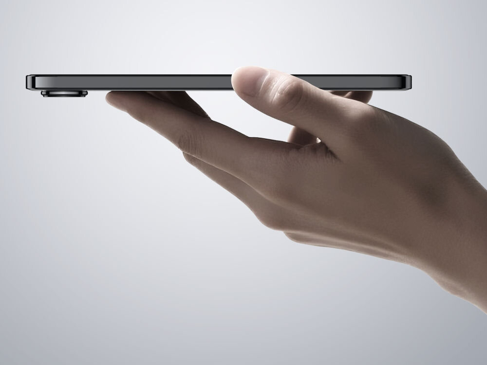 Smartfon NUBIA Air 8/256GB 6.78 120Hz Boczny profil smartfona nubia w kolorze czarnym, trzymanego na dłoni. Widać minimalnie wystający moduł aparatu. Tło jest jasnoszare.