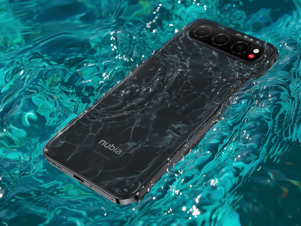Smartfon NUBIA Air 8/256GB 6.78 120Hz Smartfon nubia w kolorze czarnym, z potrójnym modułem aparatu, leży zanurzony w wodzie, która tworzy na nim zmarszczki i fale.