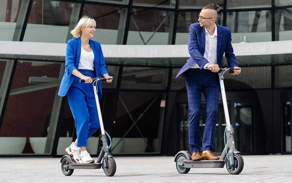 Hulajnoga elektryczna MOTUS Scooty 8.5 Lite Szary dwa tryby jazdy ECO do 5 km/h NORMAL do 20 km/h przycisk POWER tryb ZERO ila napedowa to nogi jazda jak huljannoga bez zasilania elektrycznego