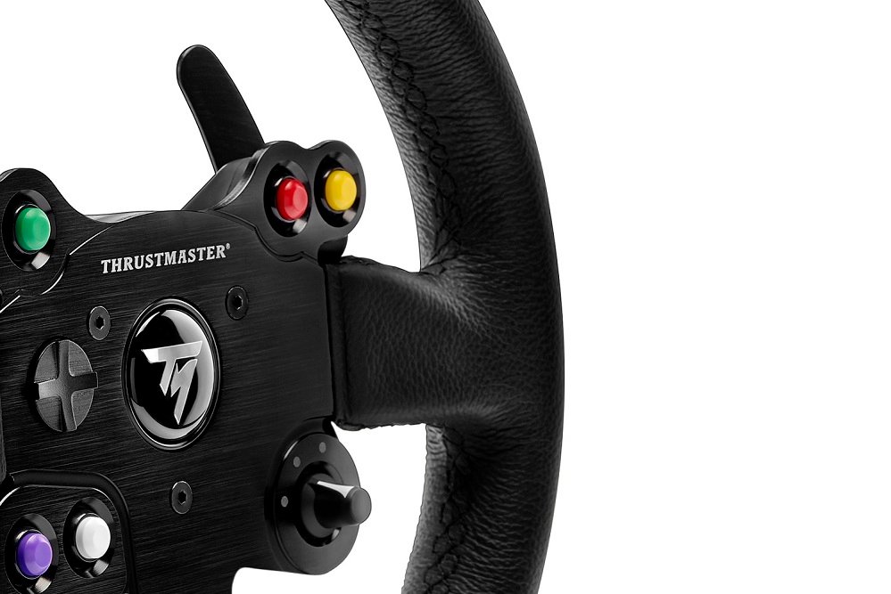 Kierownica THRUSTMASTER TM Leather 28 GT Add on łatwa i wygodna w obsłudze 6 przycisków trójpozycyjny przełącznik obrotowy wielokierunkowy d-pad