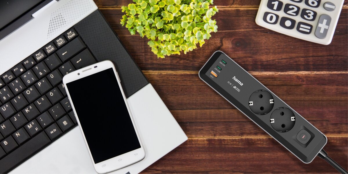 Listwa HAMA Schuko 223193 (1.4 m) - Wielofunkcyjna listwa, listwa leżąca na biurku obok laptopa oraz smartfona