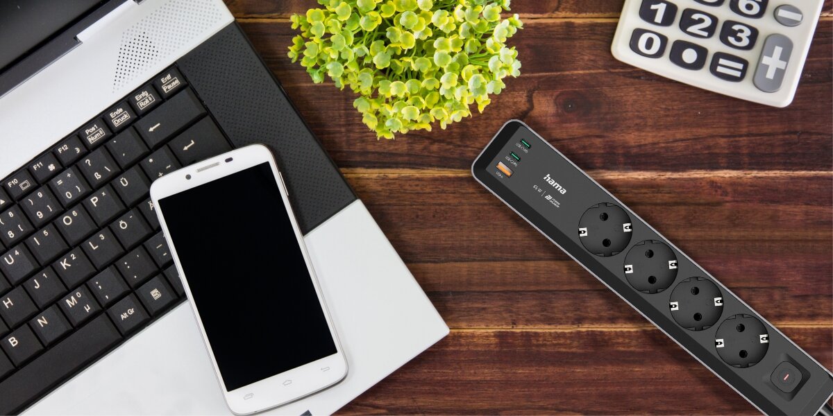 Listwa HAMA Schuko 223194 (1.4 m) - Wielofunkcyjna listwa, listwa leżąca obok laptopa oraz smartfona na biurku