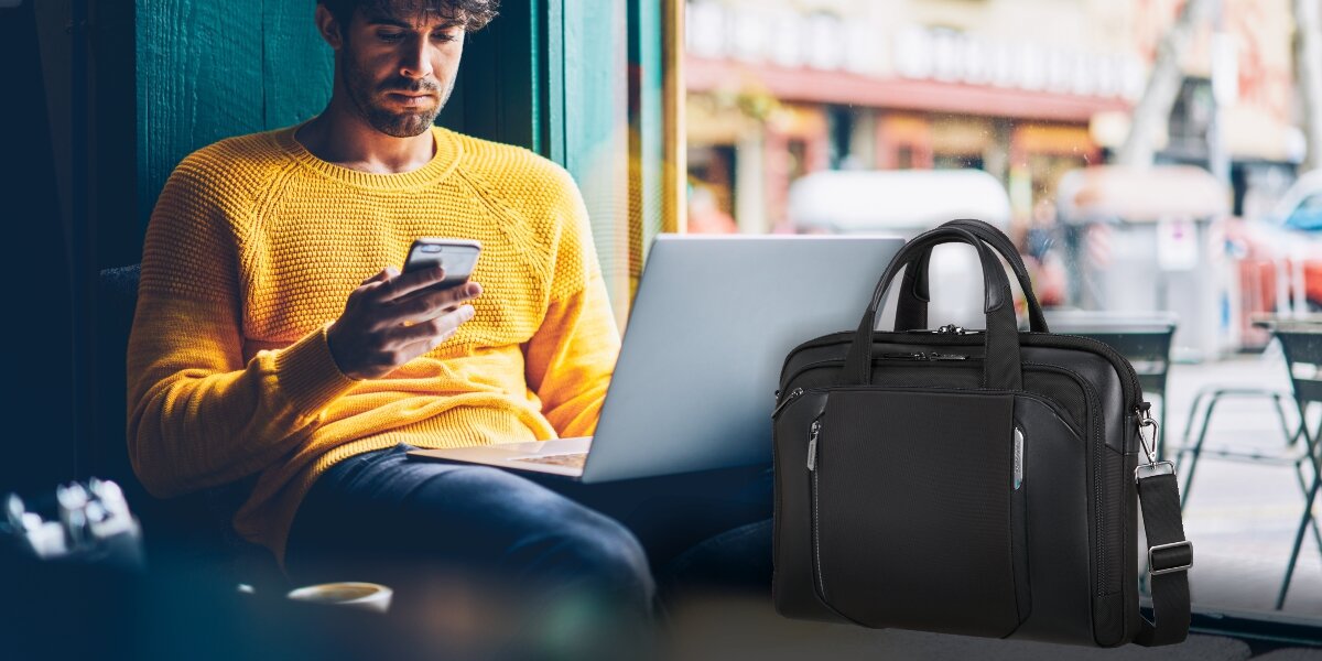 Torba na laptopa SAMSONITE Spectrolite 4.0 Slim 15.6 cali - Praktyczna torba biznesowa, osoba z laptopem na kolanach i stojącą obok torbą