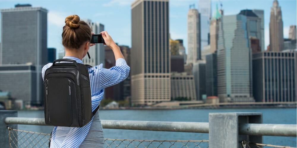 Plecak na laptopa SAMSONITE Spectrolite 4.0 15.6 cali - Plecak do pracy i wyjazdów, osoba z założonym plecakiem