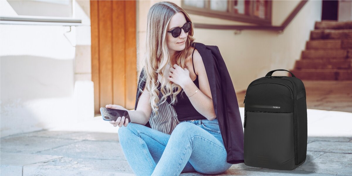 Plecak na laptopa SAMSONITE Moderny 17.3 cali - Plecak miejski na laptop, osoba siedząca na ziemi obok plecaka