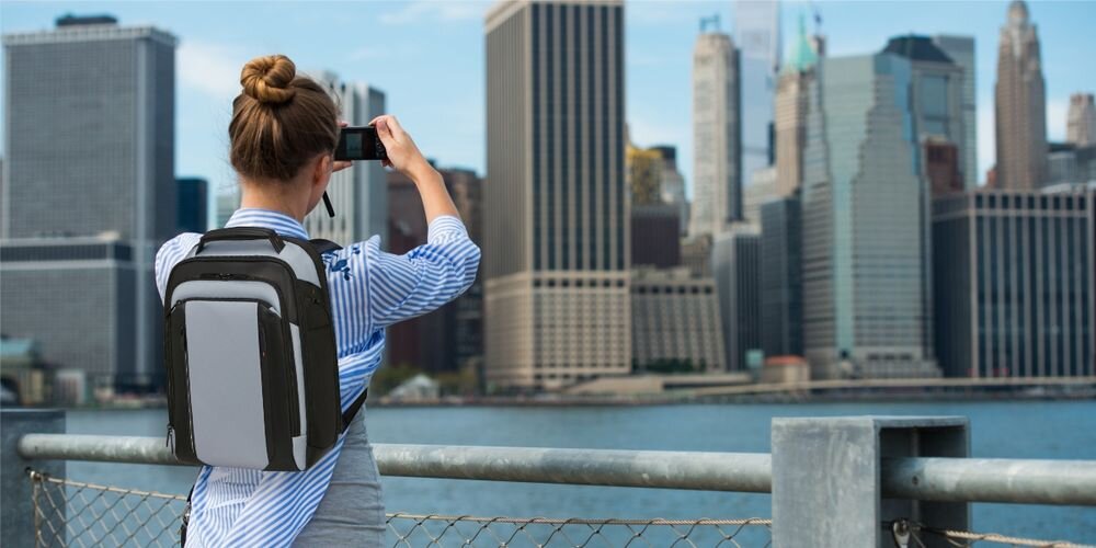 Plecak na laptopa SAMSONITE Spectrolite 4.0 15.6 cali - Plecak do pracy i wyjazdów, osoba z założonym plecakiem