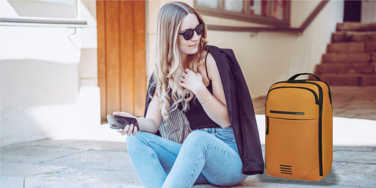 Plecak na laptopa SAMSONITE Moderny 15.6 cali - Plecak miejski na laptop, osoba siedząca na ziemi obok plecaka