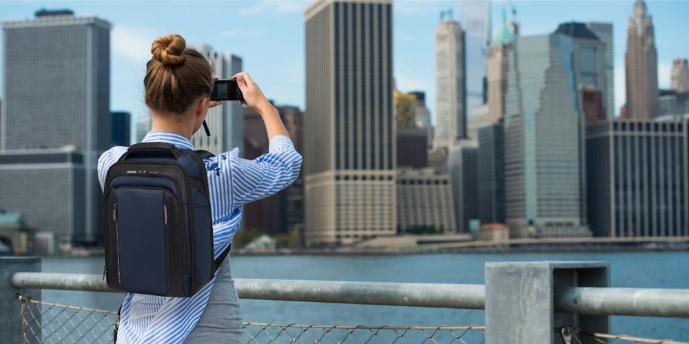 Plecak na laptopa SAMSONITE Spectrolite 4.0 15.6 cali - Plecak do pracy i wyjazdów, osoba z założonym plecakiem