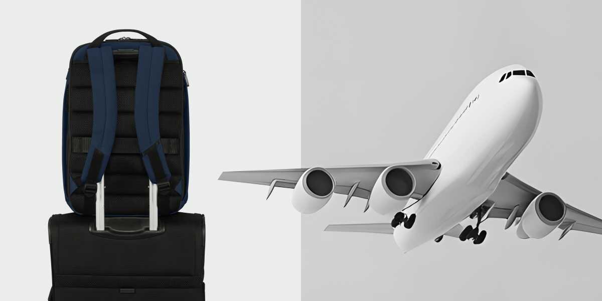 Plecak na laptopa SAMSONITE Moderny 15.6 cali Niebieski Dwa widoki związane z podróżowaniem: po lewej zbliżenie na tył granatowego plecaka z widocznym pasem bagażowym (smart sleeve) założonym na rączkę czarnej walizki, po prawej biały samolot pasażerski w locie na niebie.