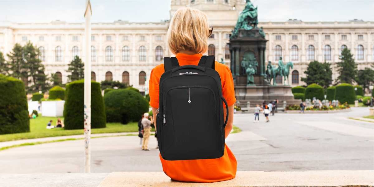 Plecak kabinowy SAMSONITE Guardit Classy 2.0 M - Plecak do podróży, osoba z założonym plecakiem