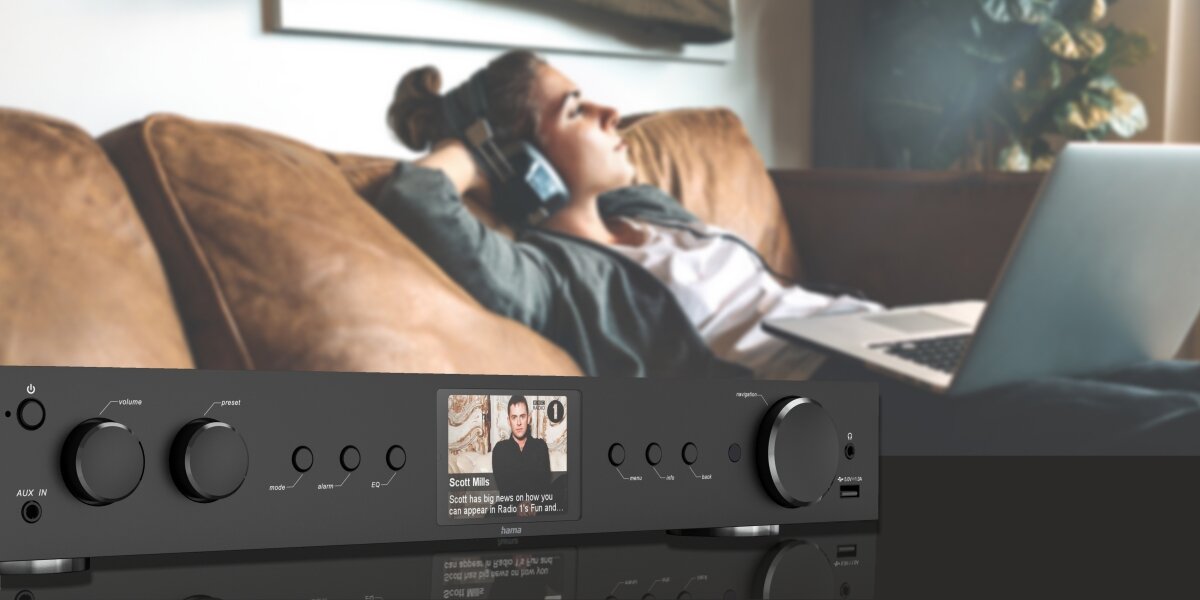 Tuner HAMA DIT2105 - Streaming bez ograniczeń, odbiornik Bluetooth, tuner po skosie, osoba w słuchawkach siedząca na kanapie 