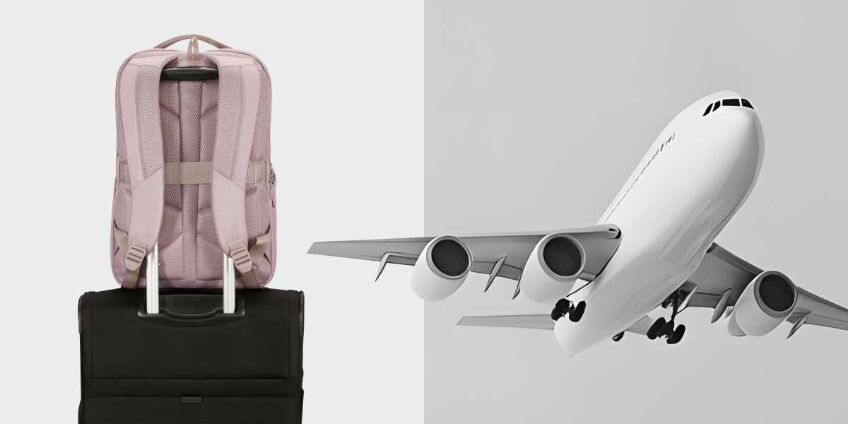 Plecak na laptopa SAMSONITE Guardit Classy 2.0 15.6 cali Stone Grey Szaro-różowy Plecak zamocowany na uchwycie czarnej walizki podróżnej za pomocą pasa Smart Sleeve obok grafiki samolotu.