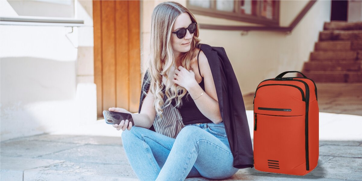 Plecak na laptopa SAMSONITE Moderny 15.6 cali - Plecak miejski na laptop, osoba siedząca na ziemi obok plecaka