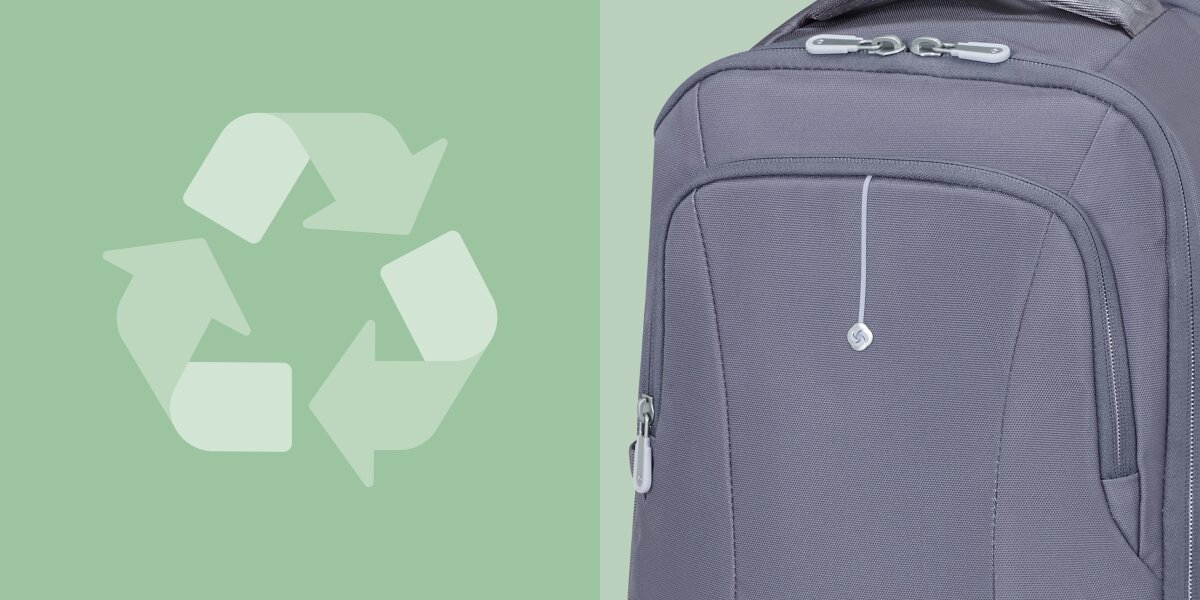 Plecak kabinowy SAMSONITE Guardit Classy 2.0 XS Niebieski (Ryanair) Detale wykończenia plecaka obok symbolu recyklingu, wskazujące na wykonanie produktu z materiałów przyjaznych środowisku.
