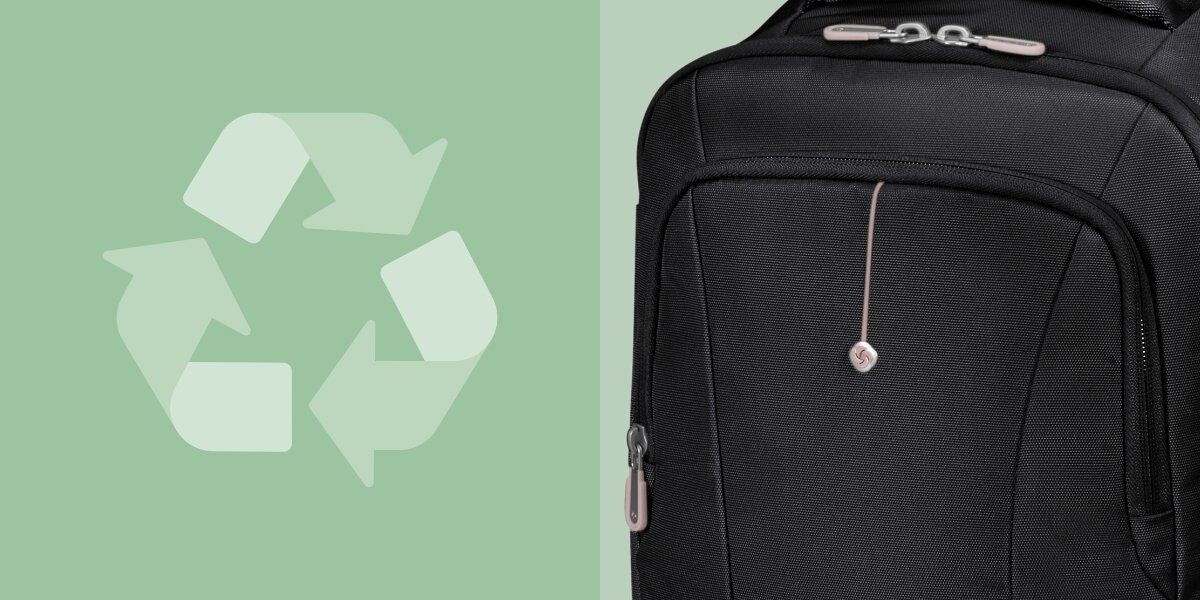 Plecak kabinowy SAMSONITE Guardit Classy 2.0 XS Czarny (Ryanair) Detale wykończenia plecaka obok symbolu recyklingu, wskazujące na wykonanie produktu z materiałów przyjaznych środowisku.