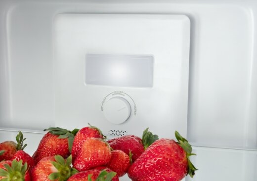 Zbliżenie na światło LED w lodówce.