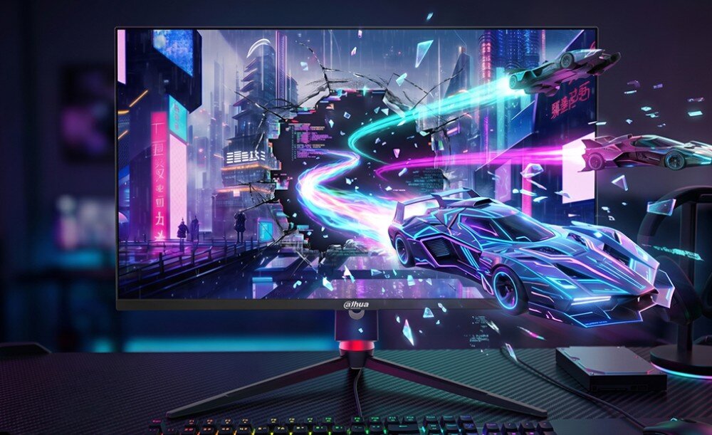 Monitor wyświetla dynamiczną scenę z futurystycznym miastem i samochodami wyścigowymi w neonowych kolorach. Na obudowie monitora widoczne jest logo \'dahua\'.