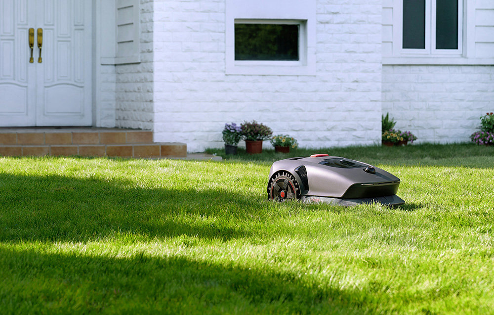 Robot koszący DREAME Mova 1000 robot na trawie w tle dom i rośliny systematyczny sposób koszenia planowane ścieżki w kształcie litery „U” dostosować wysokość cięcia od 2 do 6 cm tryb koszenia całkowity strefowy punktowy manualny krawędziowy