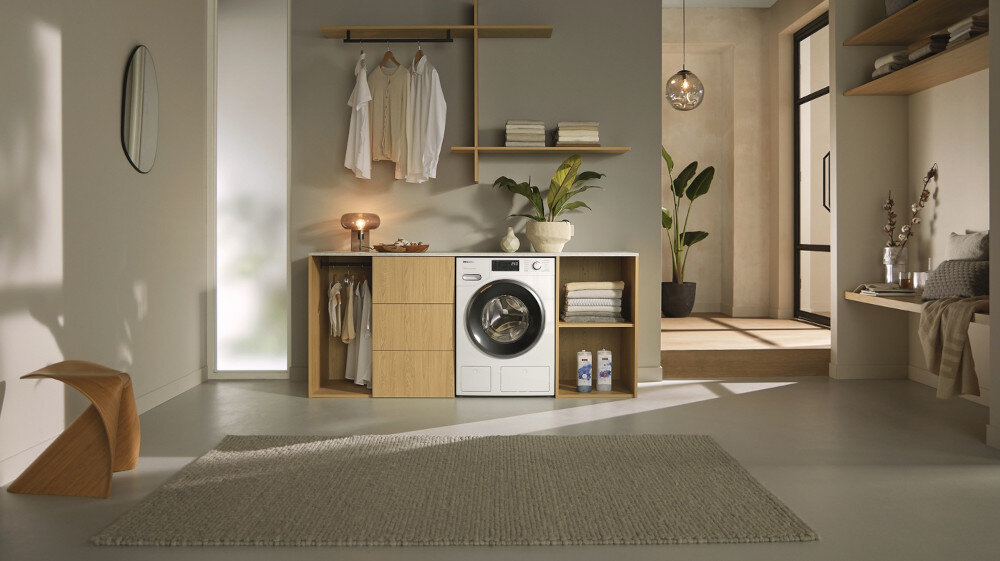 PRALKA MIELE WWG 880 WCS zdjęcie lifestyle Delikatne i efektywne pranie Automatyczne dozowanie System parowy SteamCare Dozowanie w porcjach CapDosing Testowane na 20 lat Oszczędnie z PowerWash Bęben SoftCare Łączenie urządzeń z siecią Automatyka wagowa Silnik ProfiEco Oszczednie z QuickPowerWash Prasowanie wstępne z parą Dokładaj ubrania z AddLoad Ochrona przed zalaniem System bezpieczeństwa 