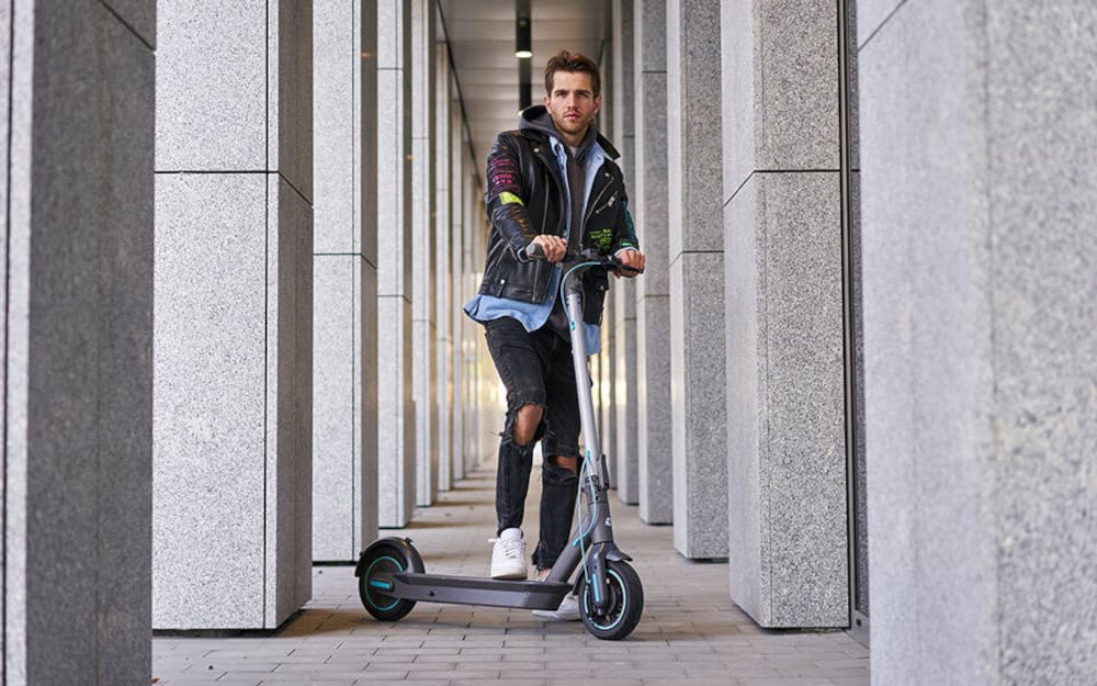 Hulajnoga elektryczna MOTUS Scooty 10 Turkusowy zasieg bateria