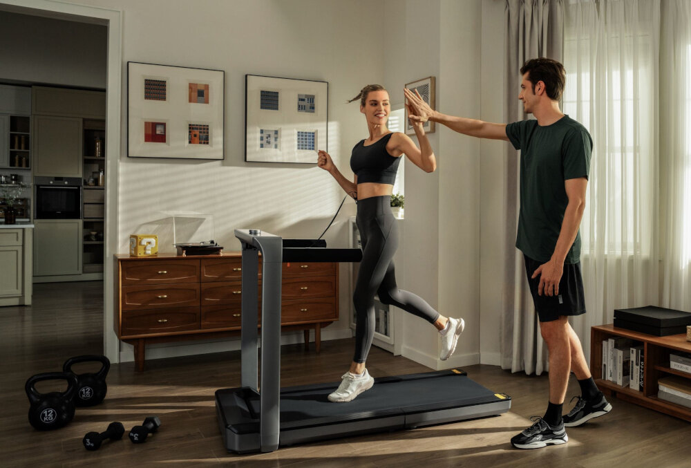 Bieżnia elektryczna KINGSMITH MX16+ Walkingpad 1470W 16km-h kobieta biegnie na bieżni dla początkujących użytkowników i zaawansowanych biegaczy składana konstrukcja duża powierzchnia do biegania wygoda wszechstronność