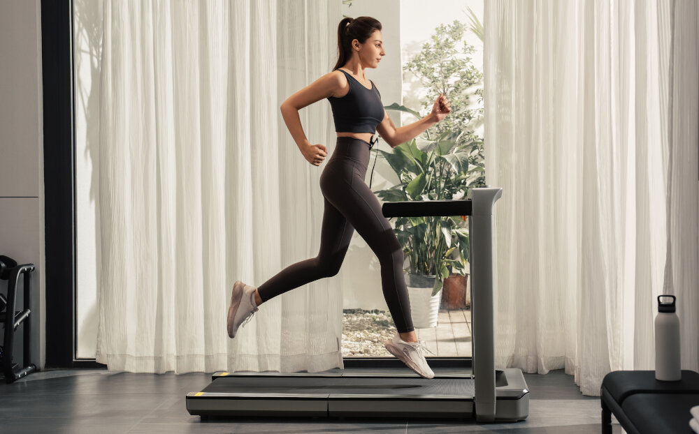 Bieżnia elektryczna KINGSMITH MX16+ Walkingpad 1470W 16km-h kobieta biegnie na bieżni regulacja prędkości w zakresie od 1 do 16 km/h do lekkich spacerów dynamicznego marszu intensywnego biegania bezszczotkowy silnik o mocy 1,5 HP płynna cicha praca