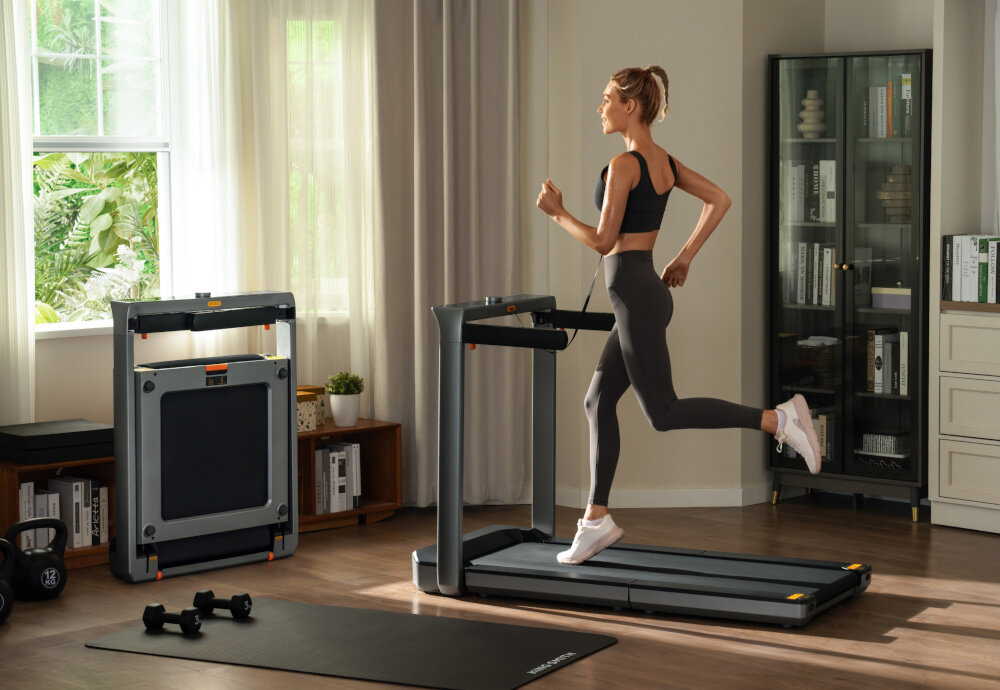 Bieżnia elektryczna KINGSMITH MX16+ Walkingpad 1470W 16km-h kobieta biegnie na bieżni powierzchnia pasa biegowego 132 x 50 cm stabilność i komfort swobodny ruch solidna konstrukcja maksymalna waga użytkowanika do 136 kg