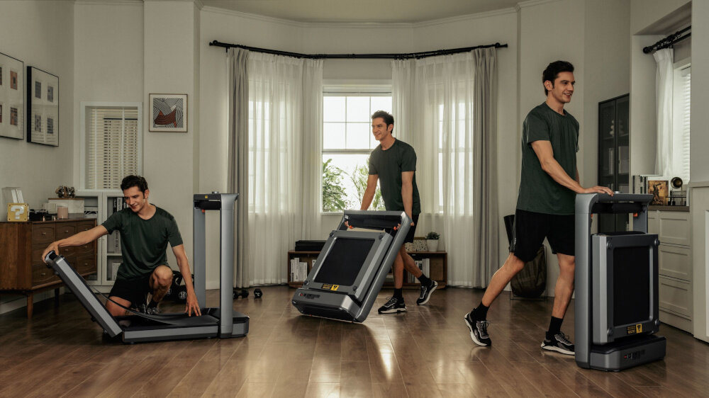 Bieżnia elektryczna KINGSMITH MX16+ Walkingpad 1470W 16km-h mężczyzna w trzch ujęciach z bieżnią w trzech rożnych pozycjach wymiary 1545 x 773 x 1056 mm dpowiednia przestrzeń do biegania powierzchnia po złożeniu do 246 x 773 x 1056 mm łatwe przechowywanie wbudowane kółka transportowe wygodne przemieszczanie urządzenia po domu