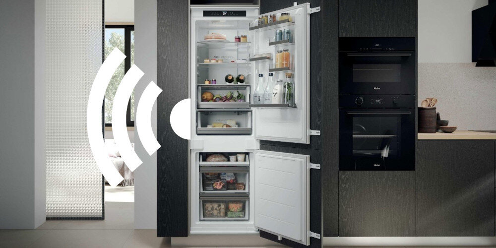 LODÓWKA HAIER HQE1855BCMW lifestyle wizualizacja grafika ikona połączenie WI-FI sieć kuchnia zabudowa lodówka otwarta wnętrze szuflady półki pełna produkty aplikacja połączenie zdalne sterowanie smartfon tablet