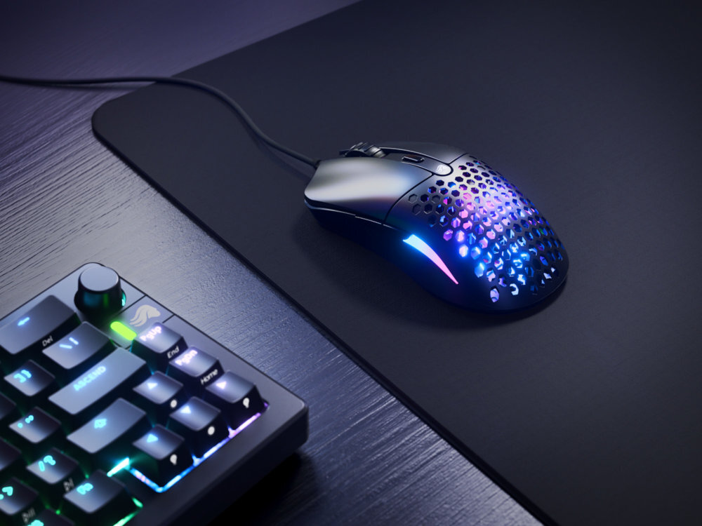 GLORIOUS O Eternal podświetleniem RGB symetrycznego designu gier FPS i MOBA - mysz na biurku, obok klawiatura
