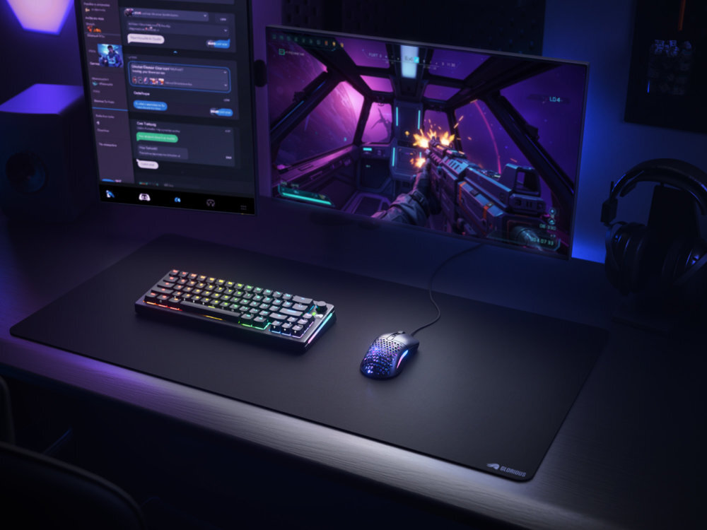 GLORIOUS O Eternal Dwustrefowe oświetlenie RGB boki urządzenia dostosować efekty świetlne dedykowanych przycisków na myszy oprogramowania Glorious CORE milionów kolorów różnorodnych efektów - mysz na biurku przed monitorem