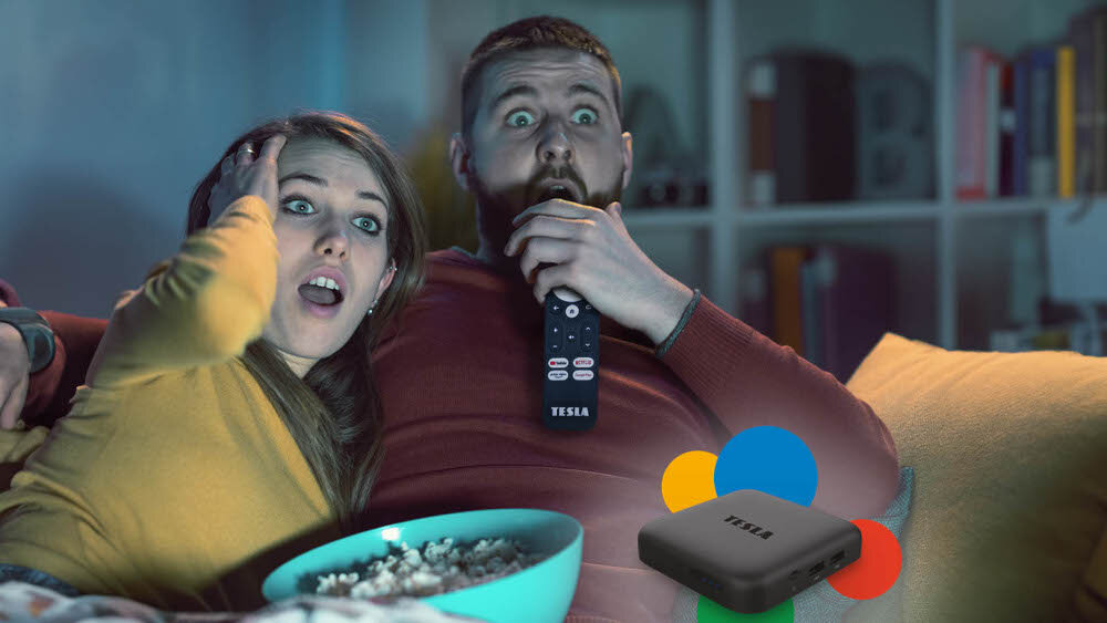 Odtwarzacz multimedialny 4K TESLA MediaBox XA400 Chromecast bezprzewodowe przesyłanie, osoby oglądające film na kanapie, urządzenie na pierwszym planie