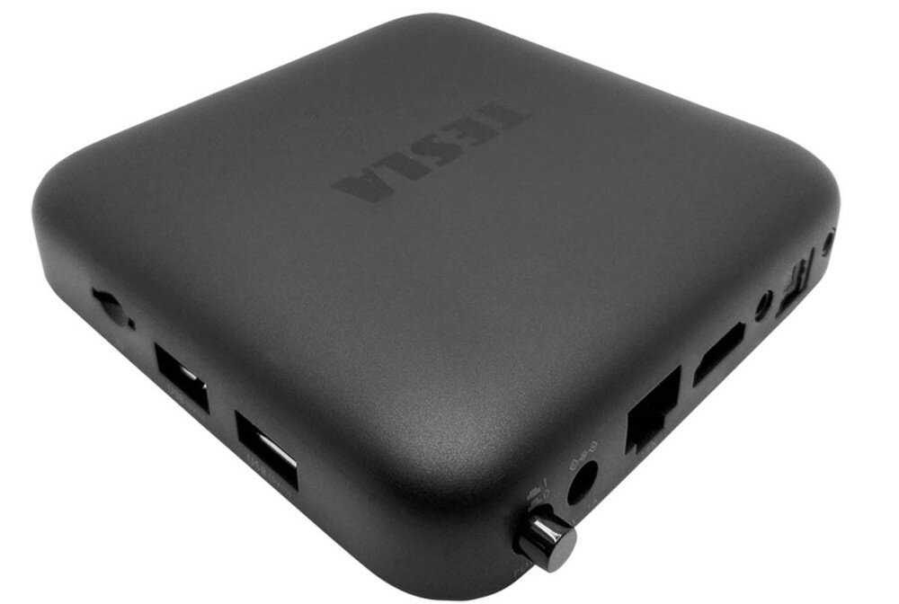 Odtwarzacz multimedialny 4K TESLA MediaBox XA400 pilot mikrofon asystent Google sterowanie głosem, odtwarzacz po skosie na białym tle