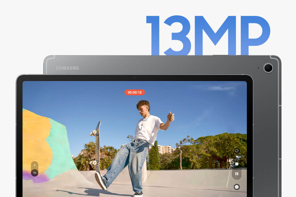 Seria Galaxy Tab S10 FE w kolorze szarym pokazana z przodu i z tyłu oraz nagranie przedstawiające młodego mężczyznę jeżdżącego na deskorolce na świeżym powietrzu, nagrane ulepszonym tylnym aparatem o rozdzielczości 13 MP.