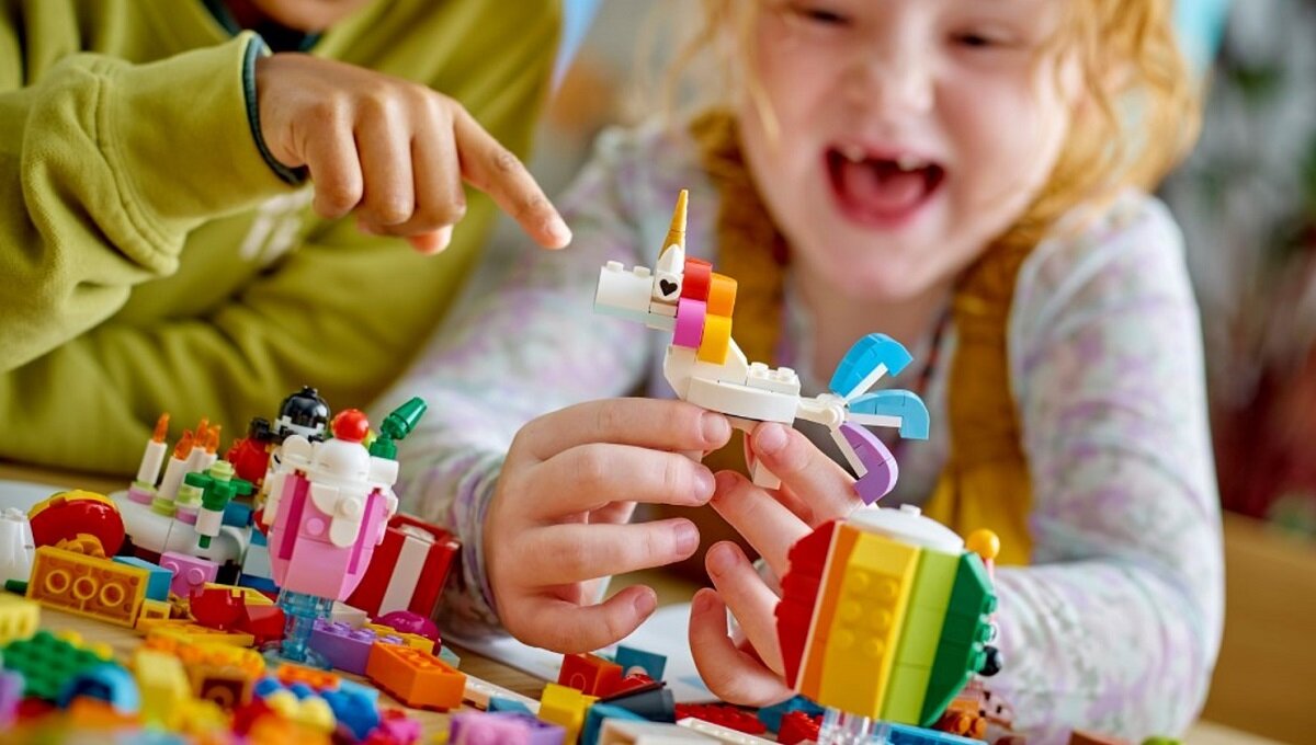 LEGO CLASSIC Kreatywny zestaw imprezowy 11029 dziecko kreatywność zabawa nauka rozwój klocki figurki minifigurki jakość tradycja konstrukcja nauka wyobraźnia role jakość bezpieczeństwo wyobraźnia budowanie pasja hobby funkcje instrukcja aplikacja LEGO Builder