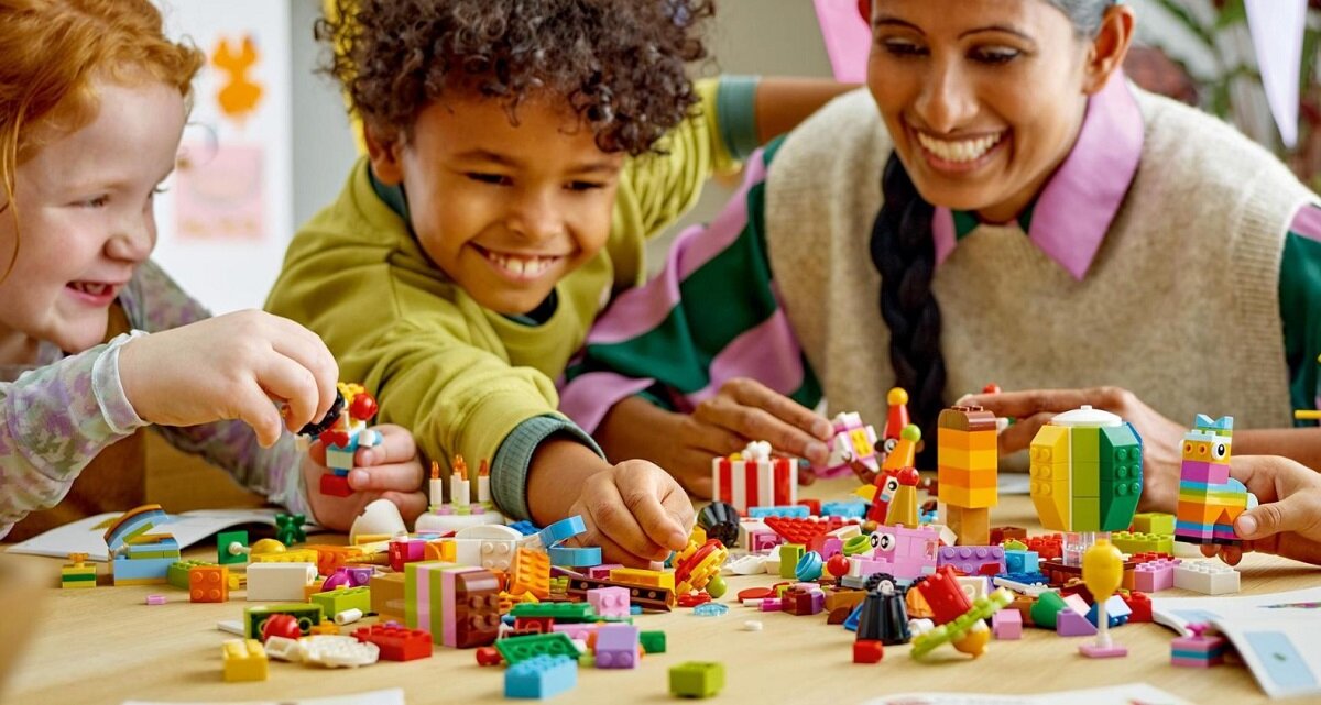 LEGO CLASSIC Kreatywny zestaw imprezowy 11029 dziecko kreatywność zabawa nauka rozwój klocki figurki minifigurki jakość tradycja konstrukcja nauka wyobraźnia role jakość bezpieczeństwo wyobraźnia budowanie pasja hobby funkcje instrukcja aplikacja LEGO Builder