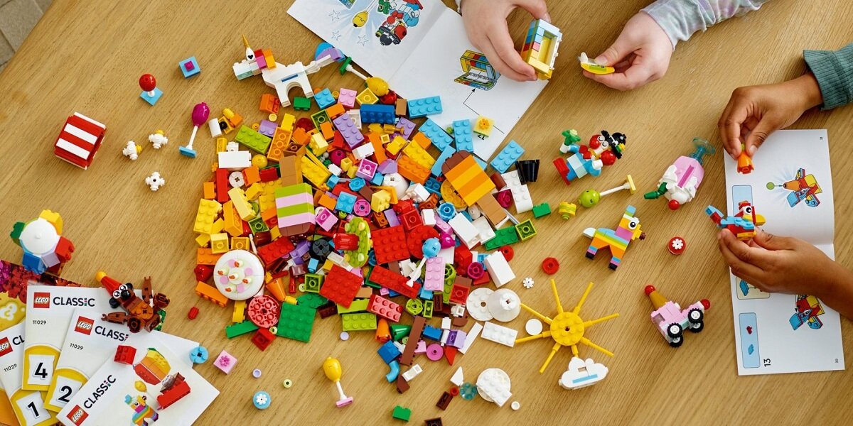 LEGO CLASSIC Kreatywny zestaw imprezowy 11029 dziecko kreatywność zabawa nauka rozwój klocki figurki minifigurki jakość tradycja konstrukcja nauka wyobraźnia role jakość bezpieczeństwo wyobraźnia budowanie pasja hobby funkcje instrukcja aplikacja LEGO Builder