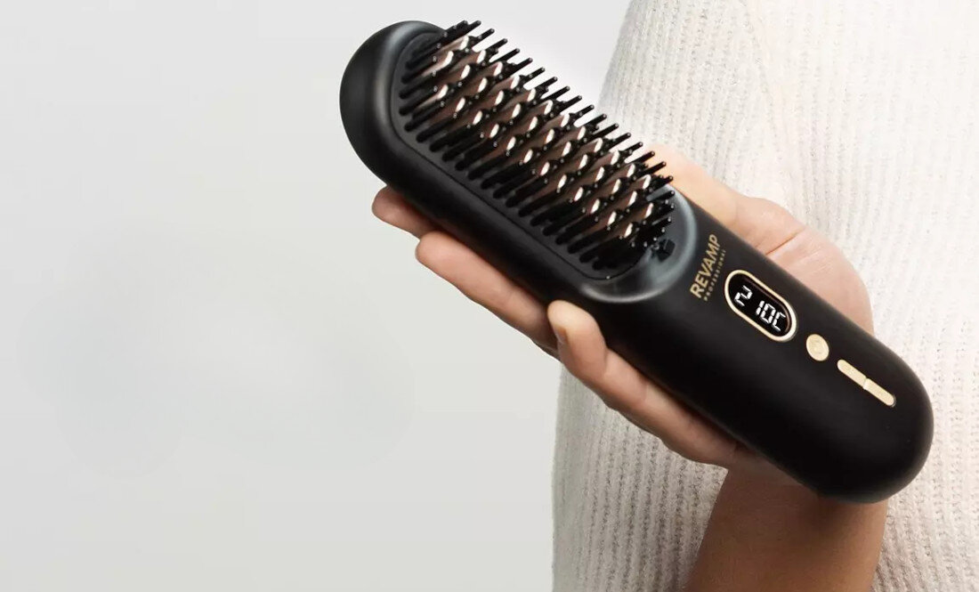 Szczotka prostująca REVAMP Straight & Go Ionic Hot Brush BR-1950 zdjęcie lifestyle Gładkie włosy bez przewodu