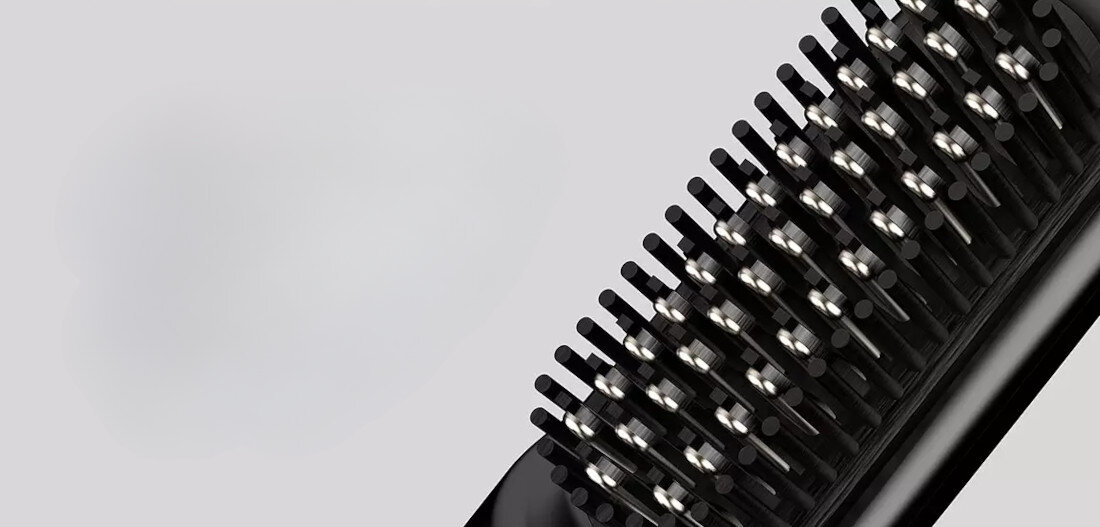 Szczotka prostująca REVAMP Straight & Go Ionic Hot Brush BR-1950 zdjęcie lifestyle Bezprzewodowa stylizacja  Ceramiczne zęby wygładzanie pasm od nasady i wspiera ich uniesienie