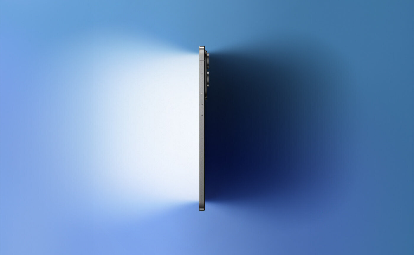 Niezwykle smukły i lekki smartfon Samsung Galaxy S25 Edge jest dostępny w sklepach Media Expert w trzech wersjach kolorystycznych. Obraz przedstawia smartfon widziany z boku na tle gradientu od jasnego do ciemnoniebieskiego. Urządzenie jest cienkie, a na jego krawędzi widoczne są przyciski i wystające elementy aparatu.