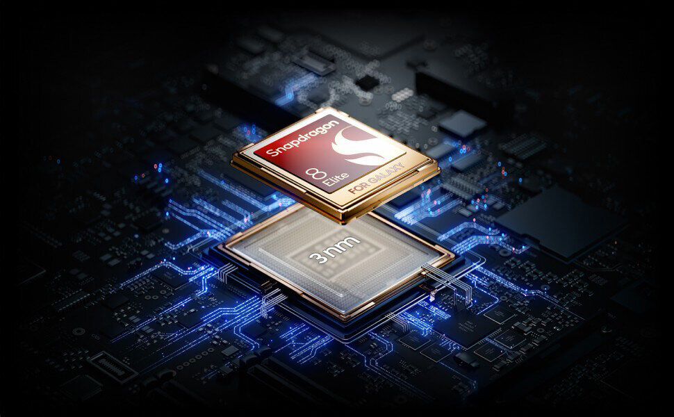 Obraz przedstawia dwa układy scalone na płycie głównej, z których jeden ma napis \'Snapdragon 8 Elite FOR GALAXY\', a drugi \'3 nm\'.