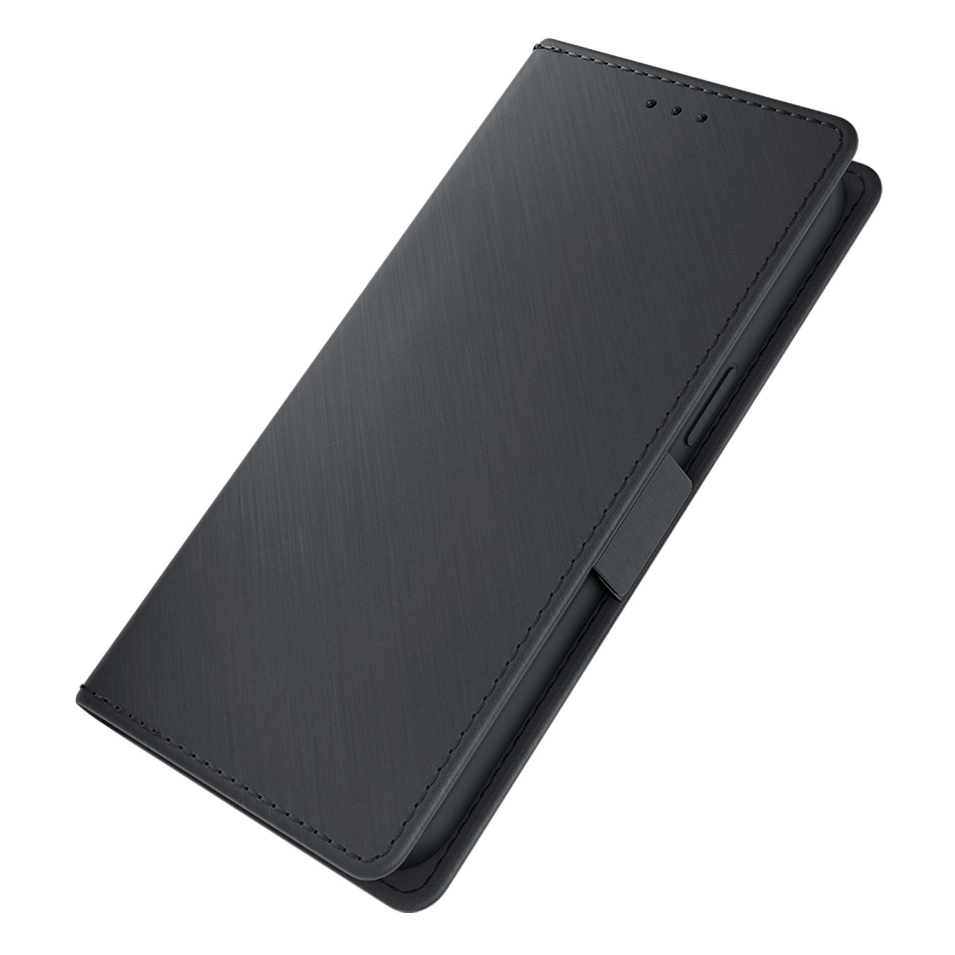 Czarny futerał na telefon z teksturą przypominającą szczotkowany metal, z widocznymi przeszyciami na krawędziach. Futerał ma zapięcie magnetyczne i otwory na głośnik.