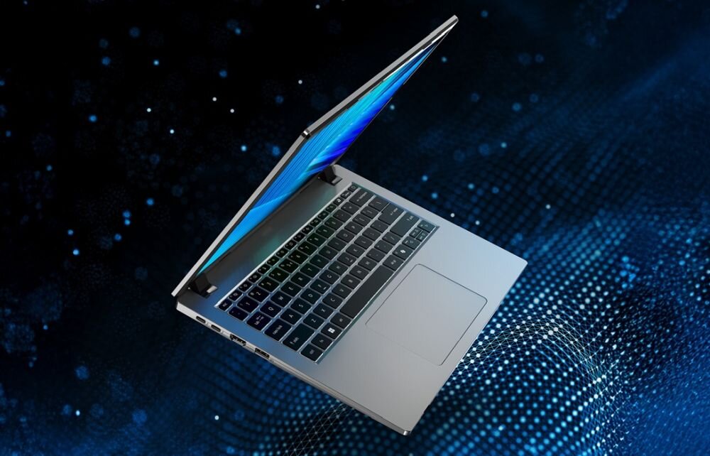 Osoba ćwiczy przed laptopem ACER Aspire podczas treningu online i korzystania z aplikacji fitness w domu  