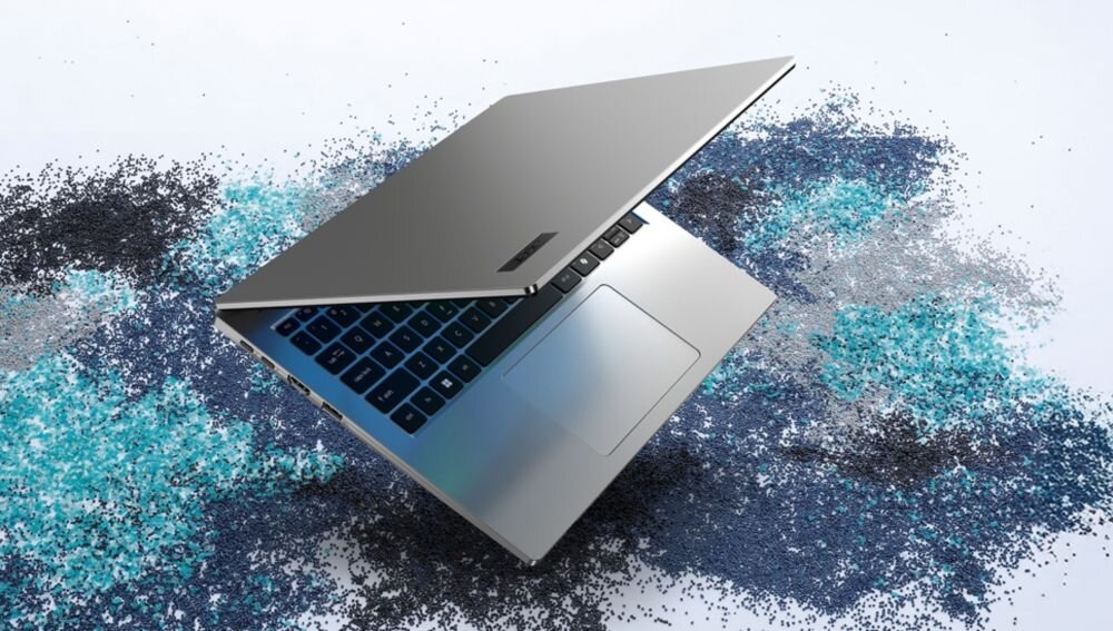 Laptop ACER Aspire z ekranem Full HD wyświetla kolorową abstrakcyjną grafikę podczas pracy biurowej przy biurku