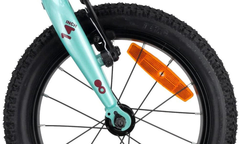 Obraz przedstawia przednie koło roweru z czarną oponą i pomarańczowym odblaskiem na szprychach. Na miętowym widelcu widoczny jest napis \'14 INCH\'.