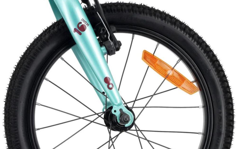 Obraz przedstawia przednie koło roweru z miętowym widelcem i czarną oponą. Na widelcu widoczny jest napis \'16 INCH\', a na szprychach znajduje się pomarańczowy odblask.