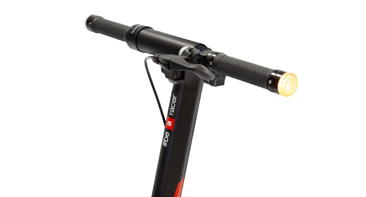 Hulajnoga elektryczna APRILIA E-SR2 Czarno-czerwony silnik moc 350 W maksymalna prędkość do 25 km/h bateria pojemność 8 Ah zasięg do 25 km czas ładowania około 5 godzin