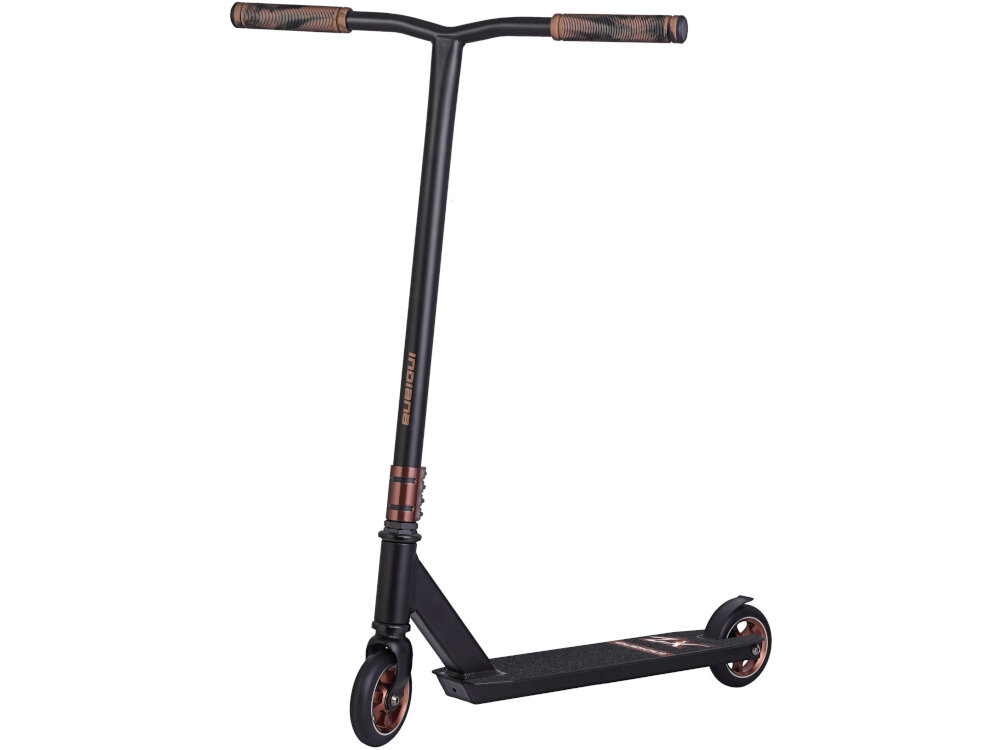 Hulajnoga wyczynowa INDIANA X2 Czarny białe tło hulajnoga widoczna od  przodu pod skosem hulajnoga do trików pasja hobby dla dzieci i dorosłych